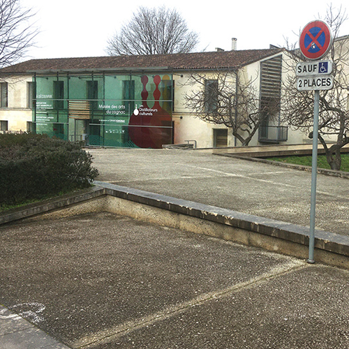 2 places de parking réservées aux personnes à mobilité réduite sur la place d'Armes à Cognac