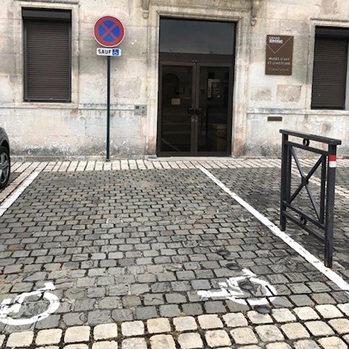 Place de parking pour Personne en Situation de Handicap au Musée d'art et d'histoire de Cognac